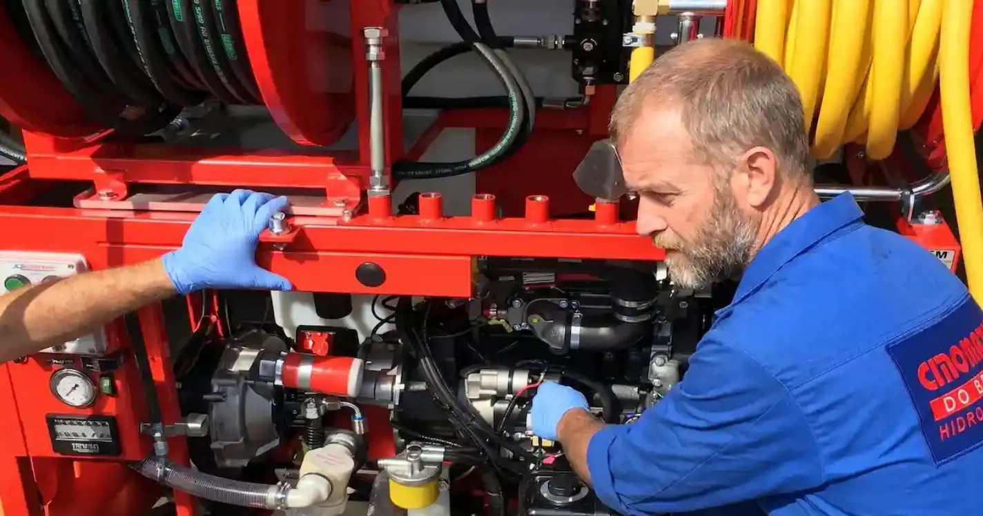 Técnico realizando manutenção